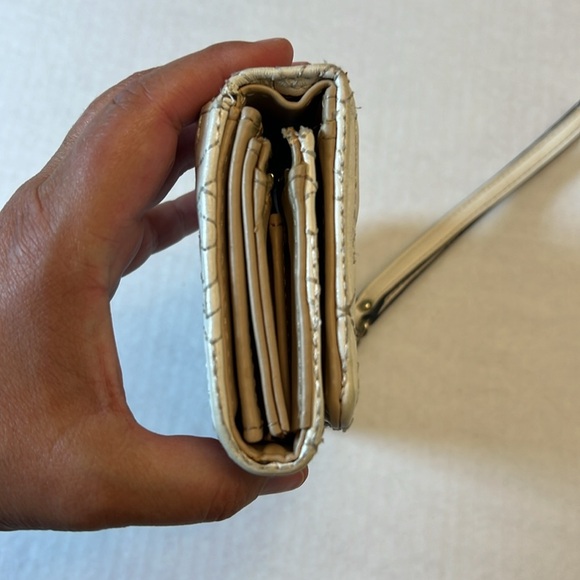 GUESS QUILTED WHITE WALLET - Picture 5 of 16